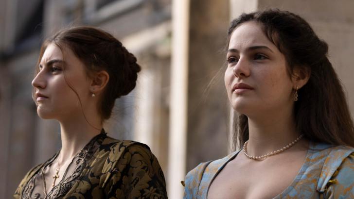 Stephanie Gil (Anne d'Autriche) et Kelly Depeault (Marie de Rohan)